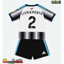 Camisa de Futebol Newcastle United Tino Livramento #2 Equipamento Principal Infantil 2026-27 Manga Curta (+ Calças curtas)